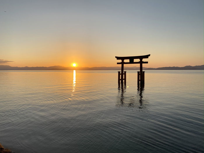 湖中の大鳥居の写真